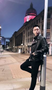 Student Ambassador, Duc Hieu Nguyen, leaning against a lamp post in London at night