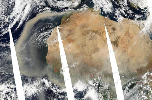 Dust plumes from the Sahara transported over the Atlantic