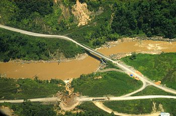 Logging roads and polluting river with damage slopes, Sarawak (Pic: SACCESS)