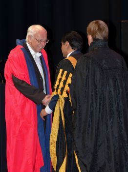 Dr Tomas Lindahl, who is one of the 2015 Nobel Prize for Chemistry recipients, receiving an honorary degree from the University of Sussex in 2013.