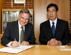 Professor Chris Marlin and NACTA President sign a Memorandum of Understanding