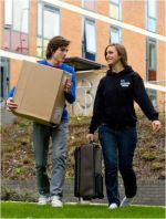 RAs helping people move in