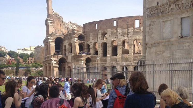 students eating pizza on steps in Rome