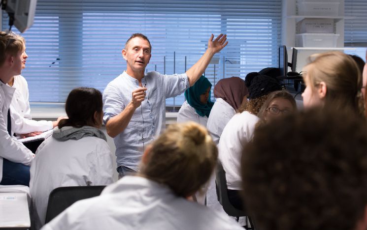 Dave Goulson talking to students at a lab demonstration