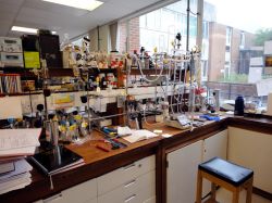 Lab bench with standard shlenk line, equipped with scrubber