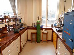 A typical bay in the Crossley lab