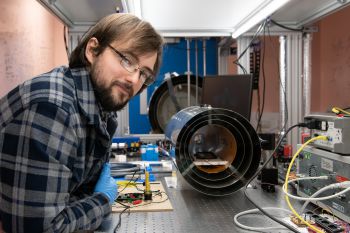 Thomas Coussens in the quantum lab looks at the camera