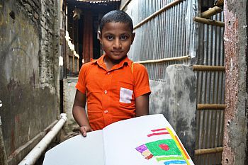 A child standing in the narrow lanes of Bhola Slum, Dhaka, Bangladesh (Photo: Sonja Ayeb-Karlsson 2016).