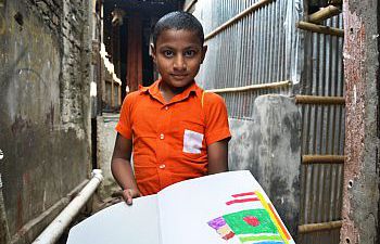 A child standing in the narrow lanes of Bhola Slum, Dhaka, Bangladesh (Photo: Sonja Ayeb-Karlsson 2016).