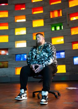 Image of musician Rag'n'Bone man in the Meeting House