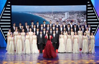 The ZJSU choir in front of an aerial view of Brighton