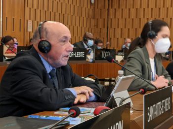 Image of Ivor Gaber delivering a speech at the UNESCO General Conference