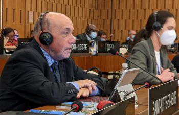 Image of Ivor Gaber delivering a speech at the UNESCO General Conference