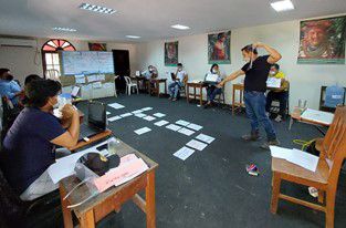 Students listening to the lecturer who is talking them through a mindmap