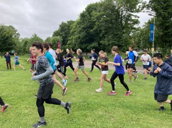 People starting the boundary run