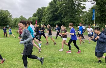 People starting the boundary run