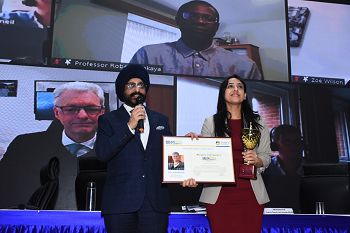 Radhika Arora receiving the Global Academic Excellence award conferred upon Professor Sasha Roseneil during the Amity University's annual conference