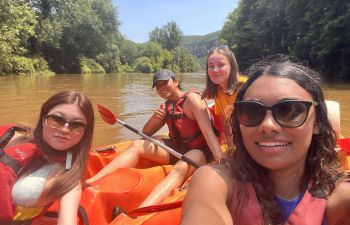 Tyanne kayaking with friends in a Toulouse river
