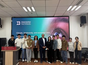 Professor Matthew Agarwala with a group of students from Renmin University