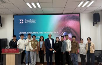 Professor Matthew Agarwala with a group of students from Renmin University