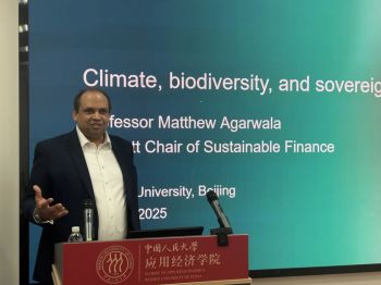 Professor Agarwala delivers a lecture on climate change