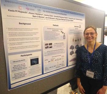 Kasia presents her poster at CNS conference