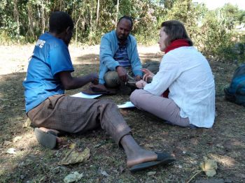 Prof Anna Rabinovich and Dr Bayu Dume interviewing a Dedo farmer