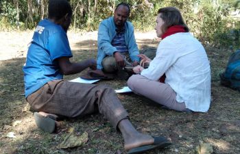 Prof Anna Rabinovich and Dr Bayu Dume interviewing a Dedo farmer