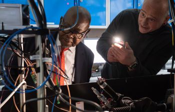Scientist Winni Hensinger shows Rt Hon Prof Blade Nzimande of South African government a quantum computer