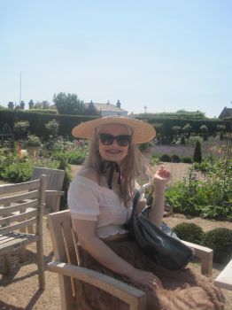 IJRA student Julia Kochelska at Arundel Castle gardens