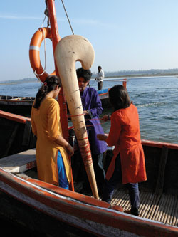 Immersion of Marcus Woods’ sacred hockey
stick sculpture, Three Rivers, sacred temple City of
Karnali, Gujarat, January 2010.