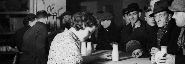 People in the pub  - 1940s