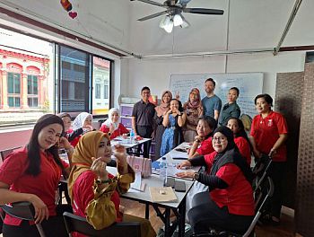 Yoga Prasetyo taught English to Indonesian migrant workers Yoga Prasetyo teaching English to a class of Indonesian migrant workers