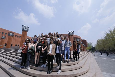 Prof Wang Yi and students were visiting Tsinghua campus