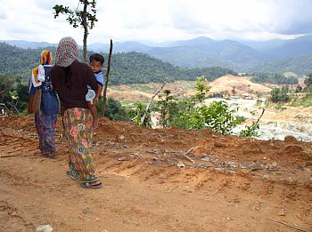 Temuan women on the way to look for food before the Sungai Selangor dam construction encroached further into their communal forests