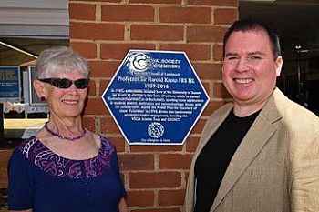 Image of Lady Margaret Kroto in front of Professor Sir Harry Kroto commemorative plaque