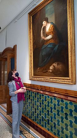 Alexandra Loske with Angelica Kauffman painting in Brighton Museum, 2021