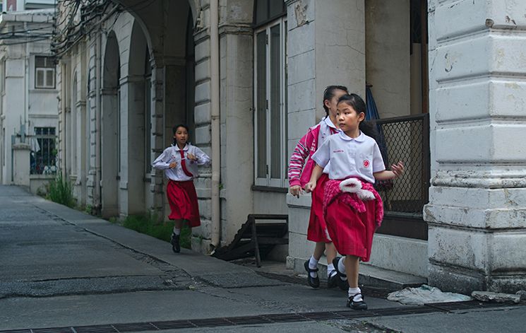BANNER: Asian schoolgirls in street