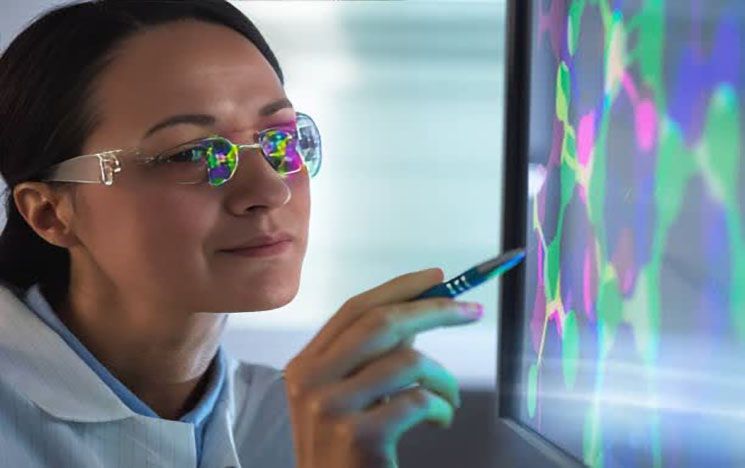 Dorina Cadar looking at brain image