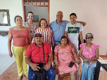  Diana Maria Ramirez Sarmiento with a group of research participants.