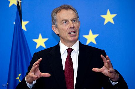 Tony Blair standing in front of an EU flag