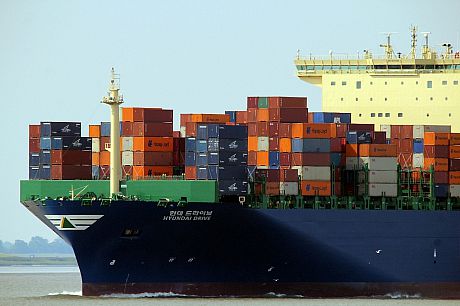 A photo of a ship transporting a large number of shipping containers