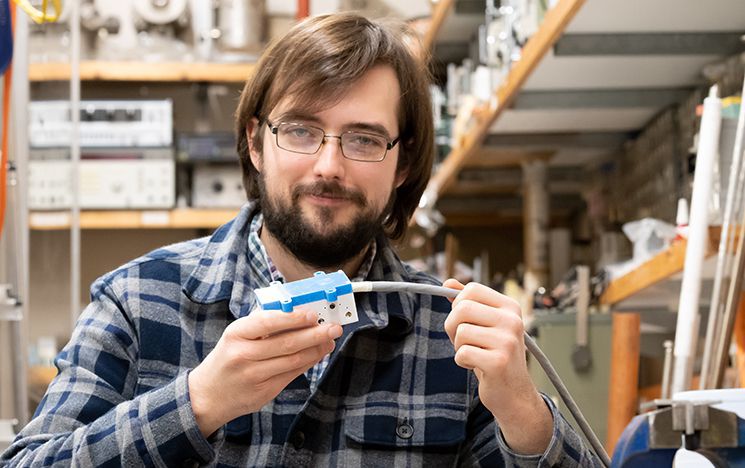 PhD student Thomas Coussens with his modular quantum sensor