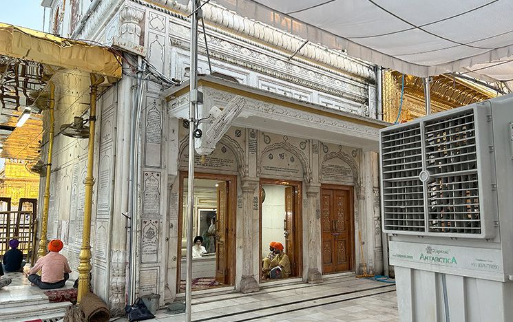 Darshani Deori that leads to the causeway to sanctum sanctorum in Harmandir Sahib complex