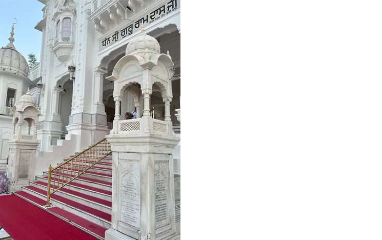 'Burgies' around one of the entrances to the Harmandir Sahib complex
