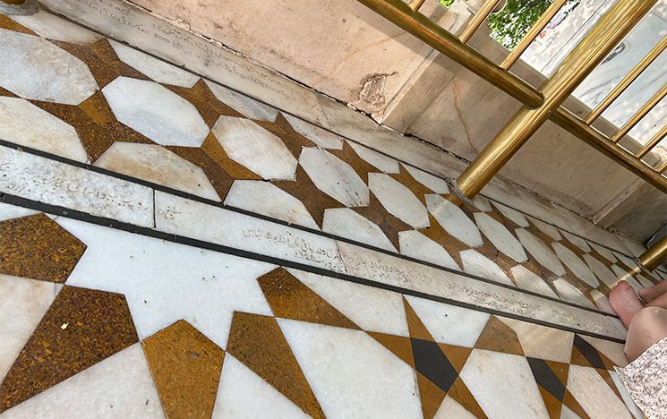 Inscriptions in Urdu and Roman scripts near the Dukh Bhanjani Beri in Harmandir Sahib complex