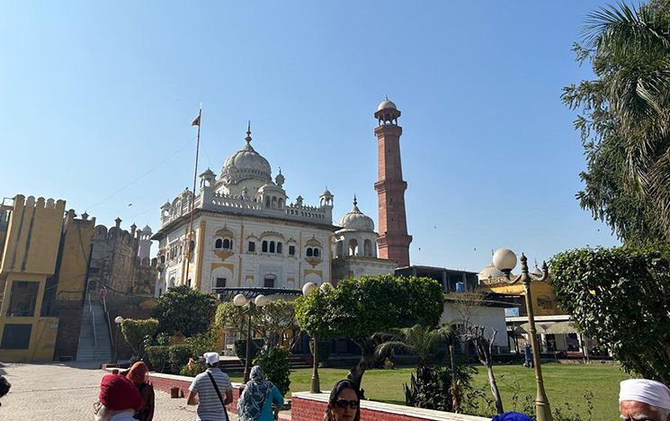 Gurdwara Dera Sahib next to the fort, Shahi Qila, in Lahore