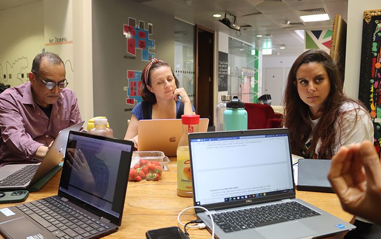 Round table readings and discussions in the workshop