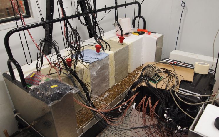 Instrumented rock blocks in the cold lab