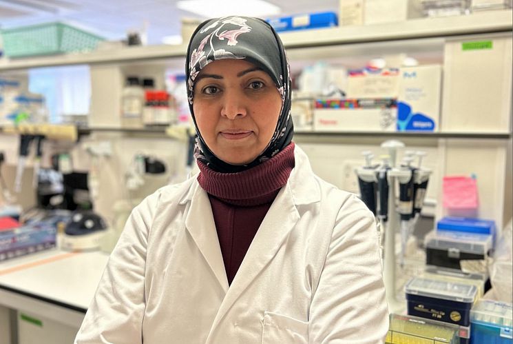 Dr Youssra Al-Hilaly in a lab